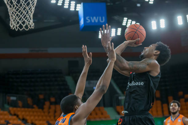 他的头球冲 他的头球冲