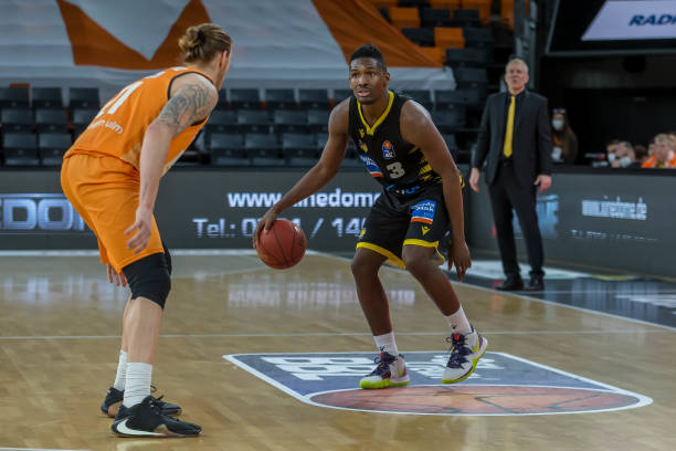 她的底线回 她的底线回